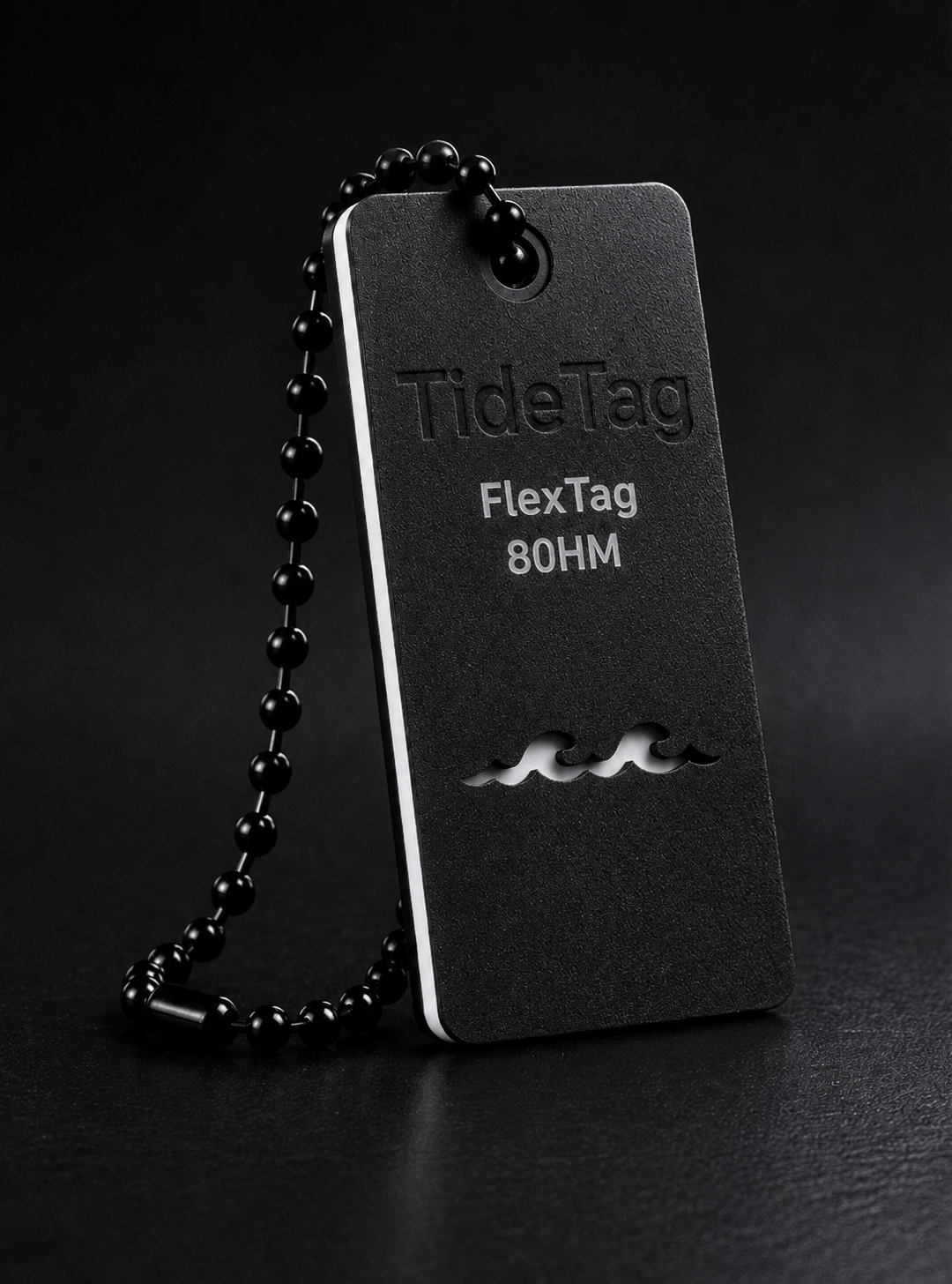FlexTag Hole Mount in Schwarz mit weissem Kern und Kugelkette